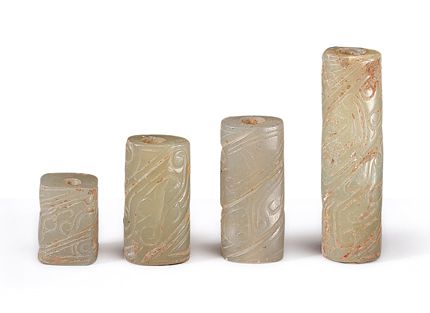 西周 玉管 西周玉管呈方柱體或圓柱體，外形均整，表面雕琢流暢生動的紋飾。（圖一）