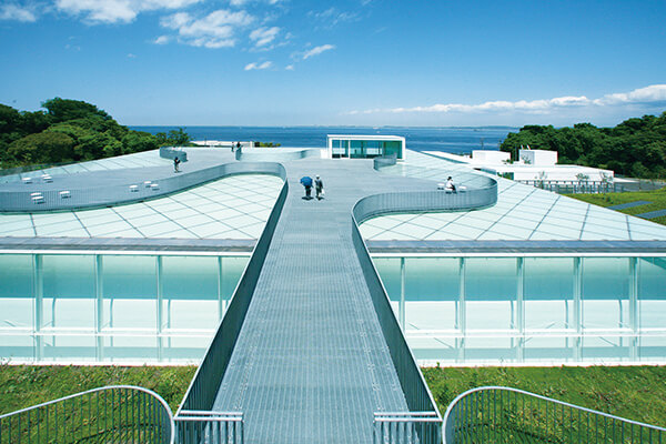 橫須賀美術館設計了環形入口，以富有動感的曲線，呼應美術館夾處於東京灣與群山之間的在地條件。
