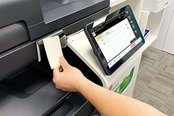 透過刷卡取件漫遊列印功能，可以在不同樓層取得所需列印或影印的文件。