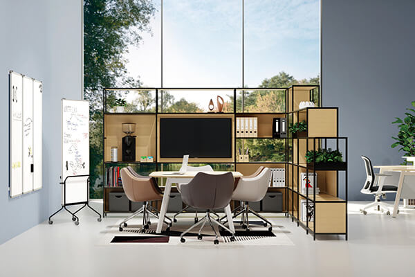 Para洽談椅與收納系統櫃構成非制式的會議空間，打造如同在自家客廳般的自在暢言氛圍。