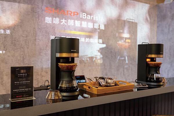 SHARP iBarista 智慧咖啡機內建 27種職人手法，利用觸控式圖像操作面板或搭配APP，即可輕鬆依個人口味智慧沖泡精準口感，如同專業咖啡師調製的咖排。