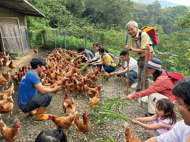 芥菜種會夏禾老師（左一）以自然農法經營模式，培力青年發展「走讀類旅遊」，讓更多人認識原鄉產業。