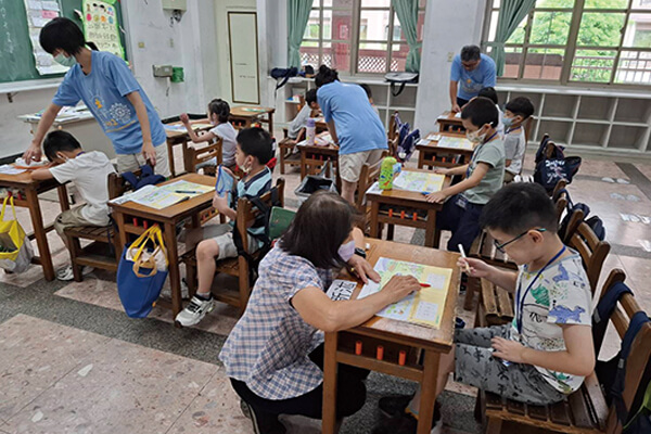 自閉症基金會提供轉銜服務，協助孩子適應校園生活。