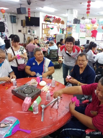震旦志工協助會員用餐、DIY造型毛巾狗