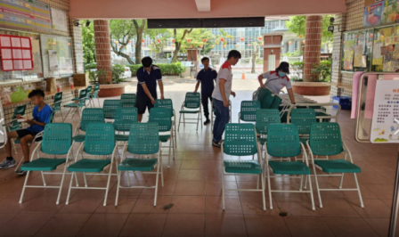 震旦志工協助擺設現場椅子、引導活動進行。